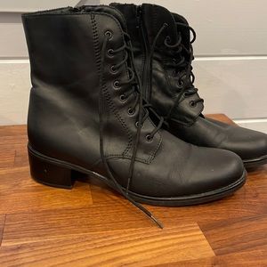 La Canadienne waterproof women’s boots EUC so 9